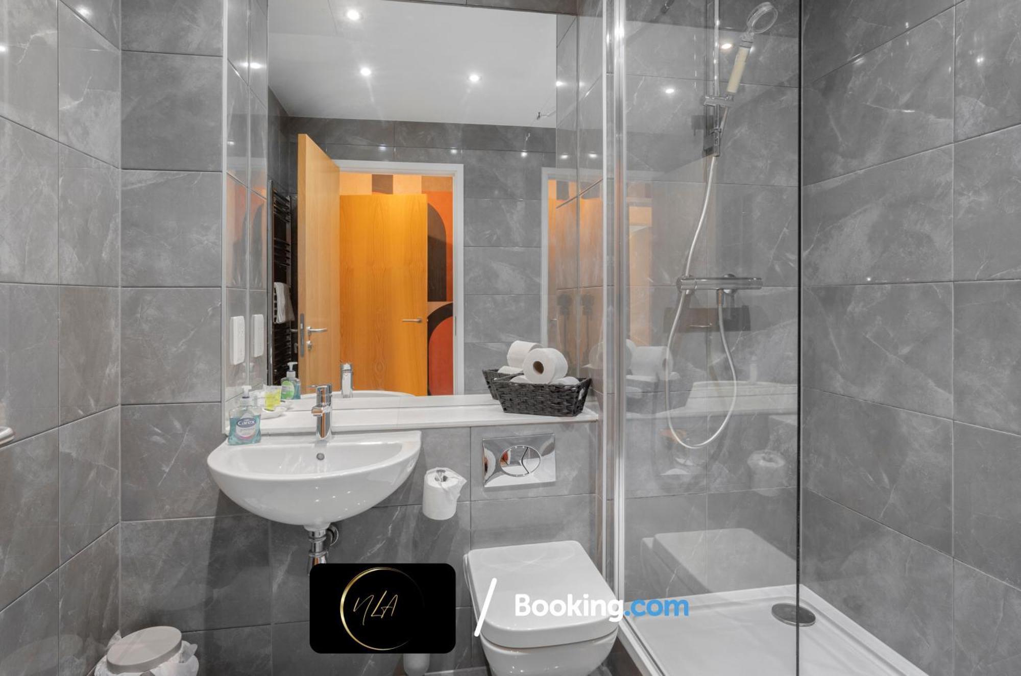 City Centre Apartment With Free Parking, 2 Bathrooms, Netflix And Wifi - Suitable For Contractors And Families - By Noor Luxury Accommodations 伯明翰 外观 照片