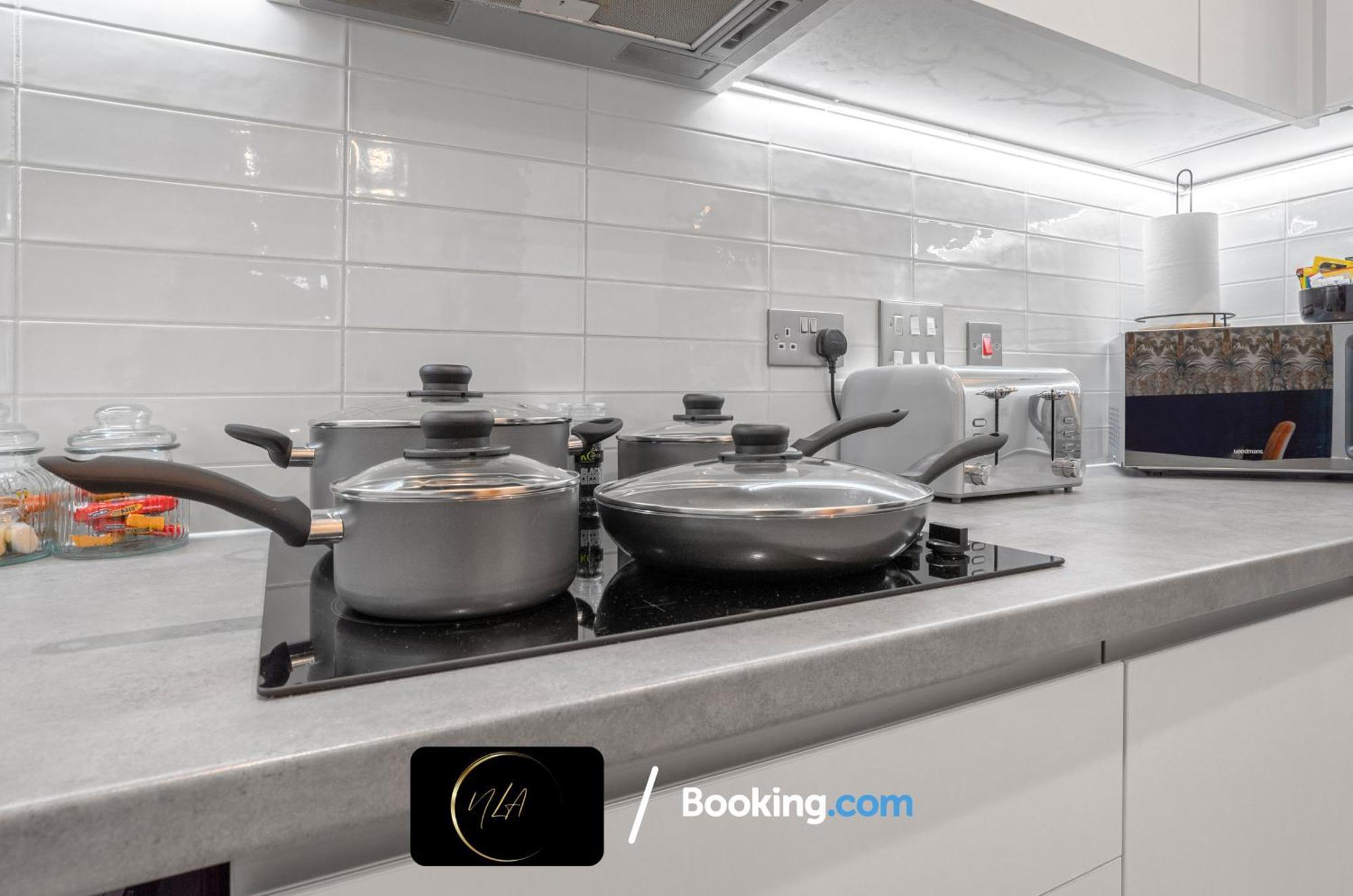 City Centre Apartment With Free Parking, 2 Bathrooms, Netflix And Wifi - Suitable For Contractors And Families - By Noor Luxury Accommodations 伯明翰 外观 照片